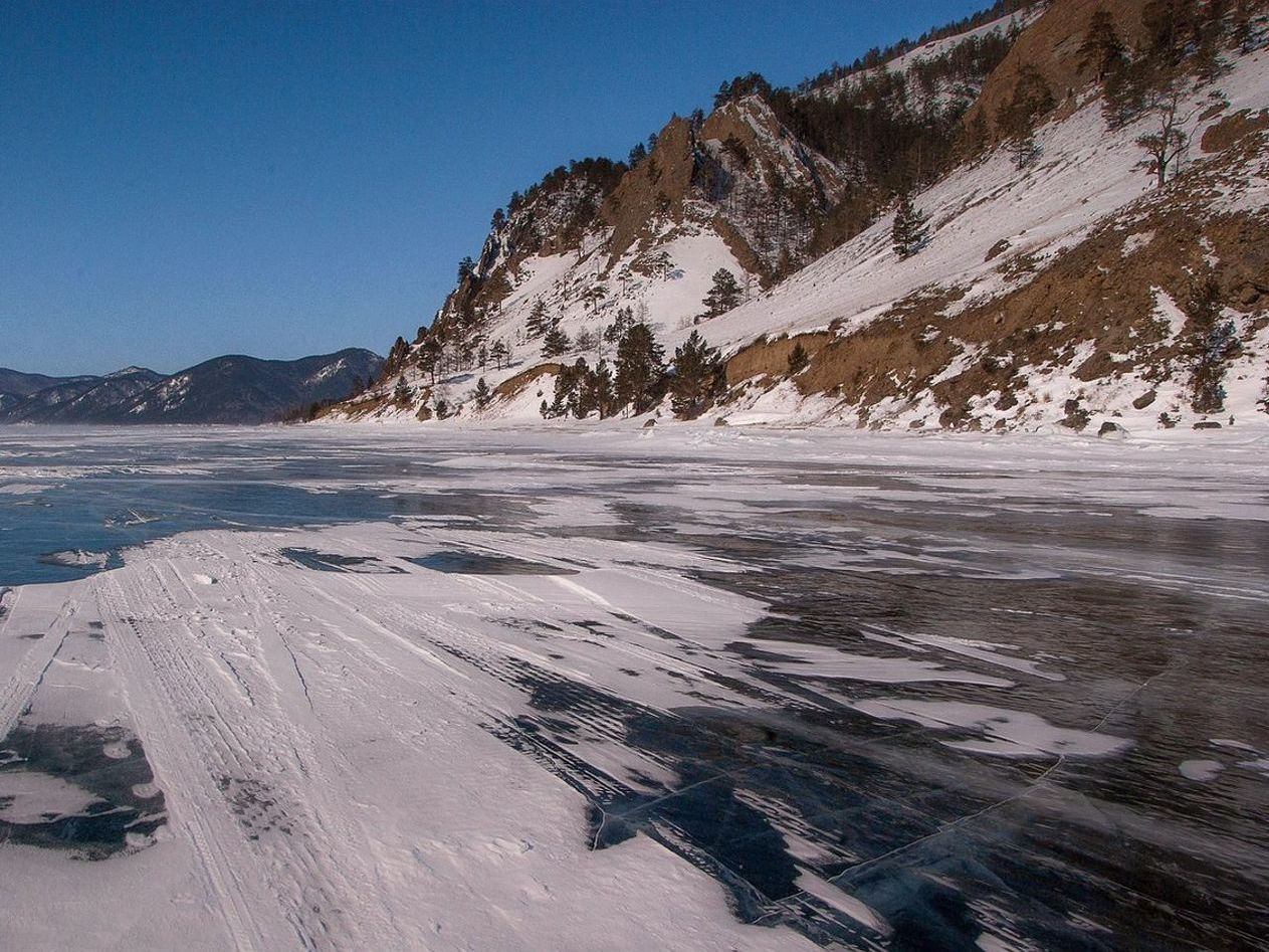 Lago de montanha coberto de neve fresca